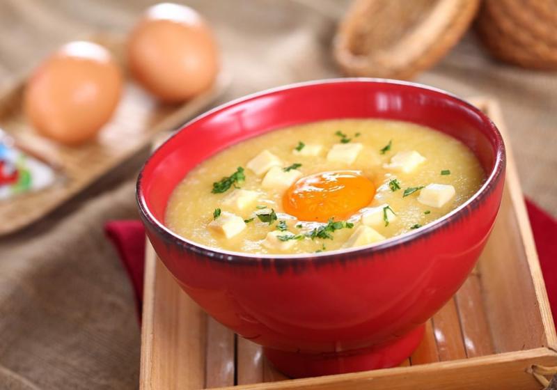 Bát cháo vịt nấu cùng rau củ đầy màu sắc và dinh dưỡng cho bé ăn dặm